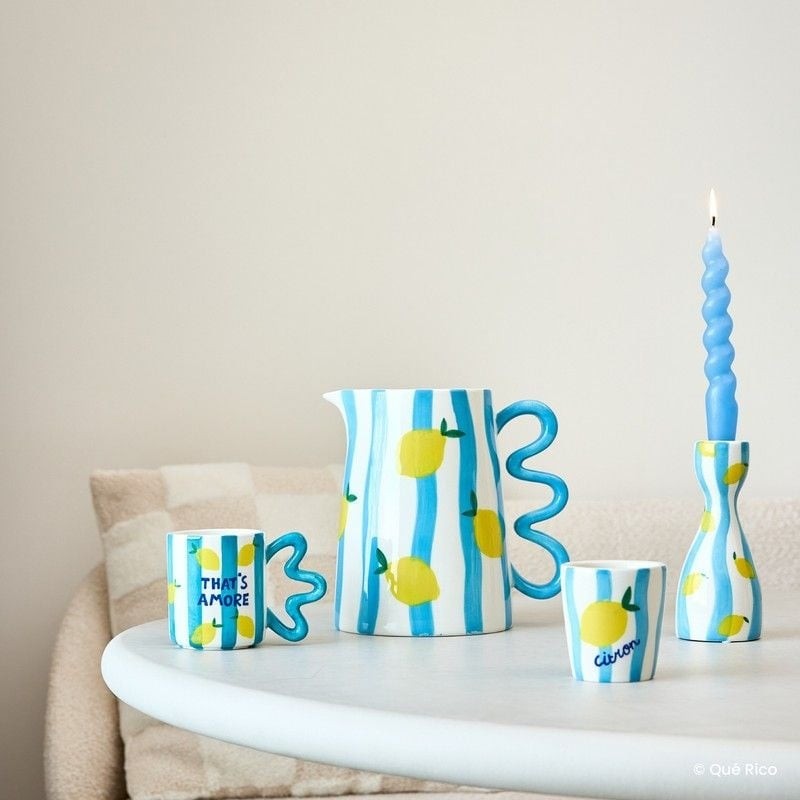 Tazza mug in ceramica bianca a righe azzurre decorata con limoni e scritta “That's amore”, dipinta a mano